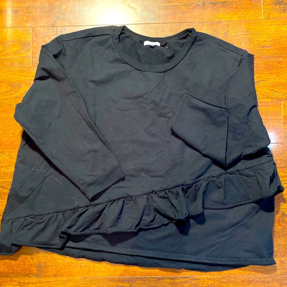 Black ruffled sweatshirt ☀️